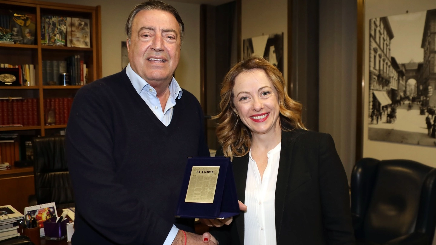 Giorgia Meloni con il direttore della Nazione Francesco Carrassi (Mori/New Press Photo)