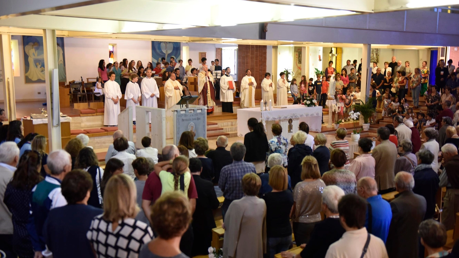 La chiesa gremita di fedeli durante la messa celebrata dal cardinale Re (Novi)