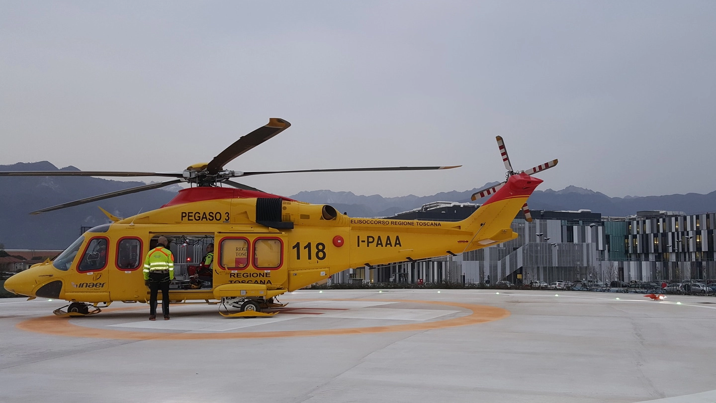  L’elicottero «Pegaso» nella piazzola davanti all’ospedale 