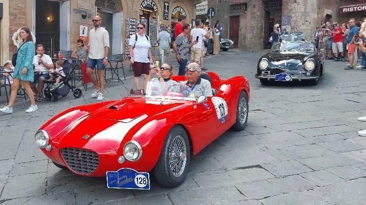 Il Gran Premio Nuvolari fa tappa a Siena. Sfilata di auto storiche in Piazza del Campo