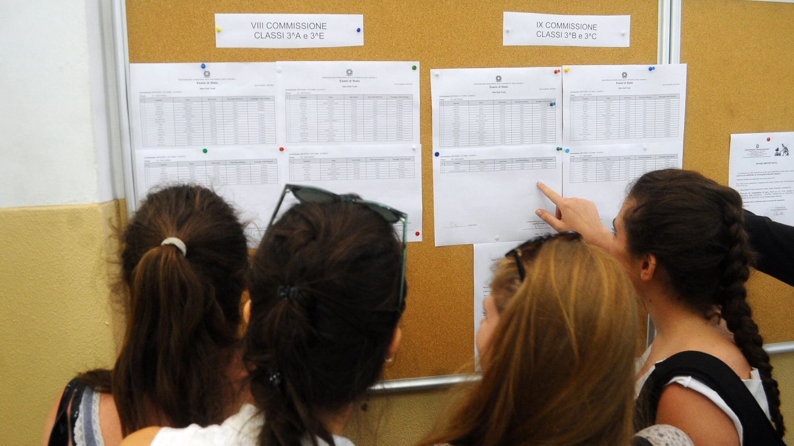 Studentesse di fronte ai cartelloni con i risultati degli scrutini (foto di repertorio)