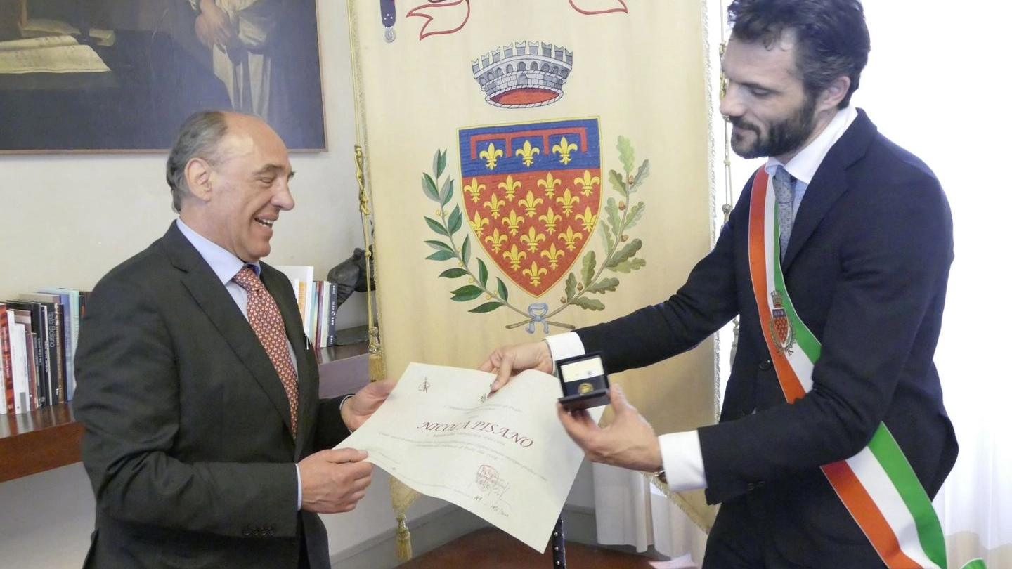 Il sindaco Biffoni consegna il Gigliato d'oro a Nicola Pisano (foto Attalmi)