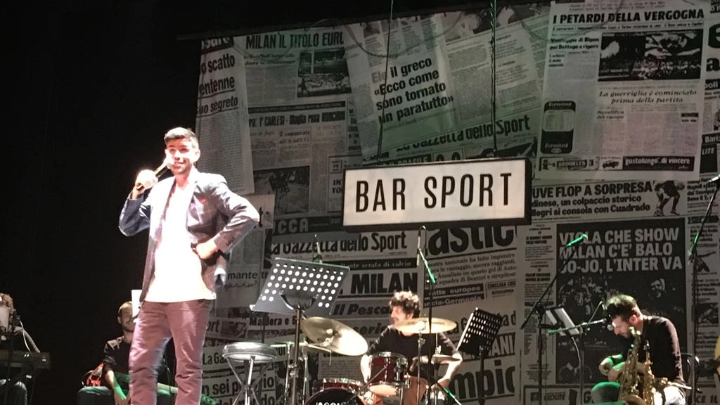 Lorenzo Baglioni, in un momento dello spettacolo Bar Sport 