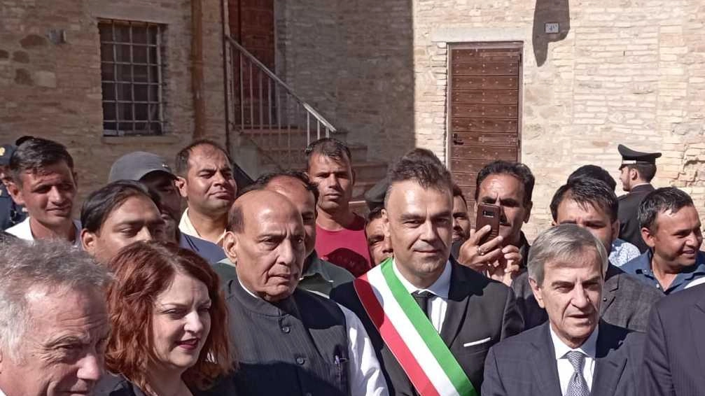 L’India abbraccia Montone. Il ministro Rajnath Singh rende omaggio al suo soldato L’India abbraccia Montone. Il ministro Rajnath Singh rende omaggio al suo soldato