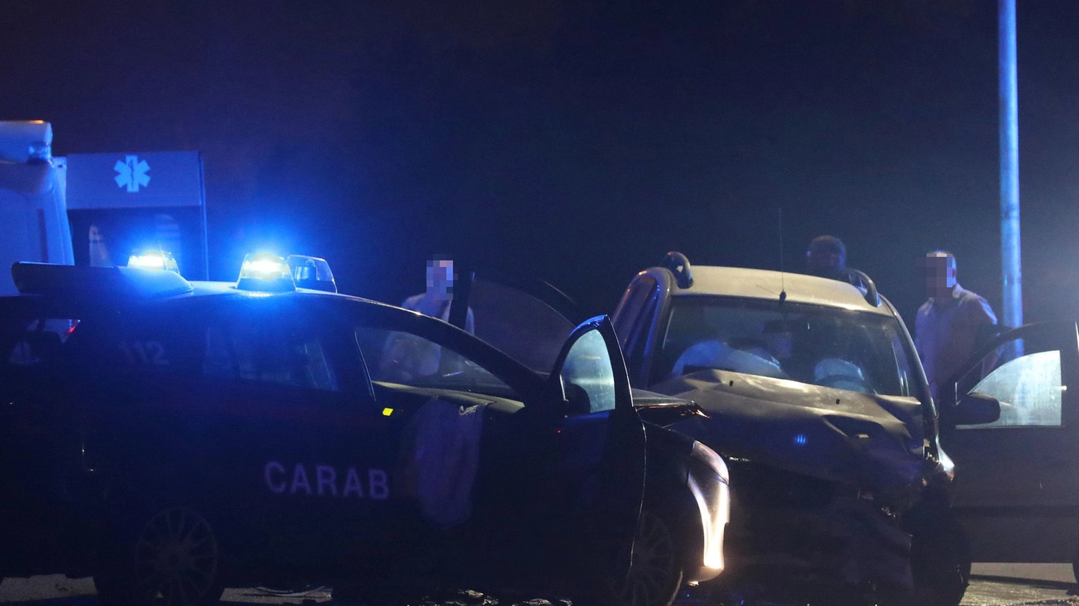 Il frontale tra i carabinieri e un'auto a Ravenna (foto Zani)