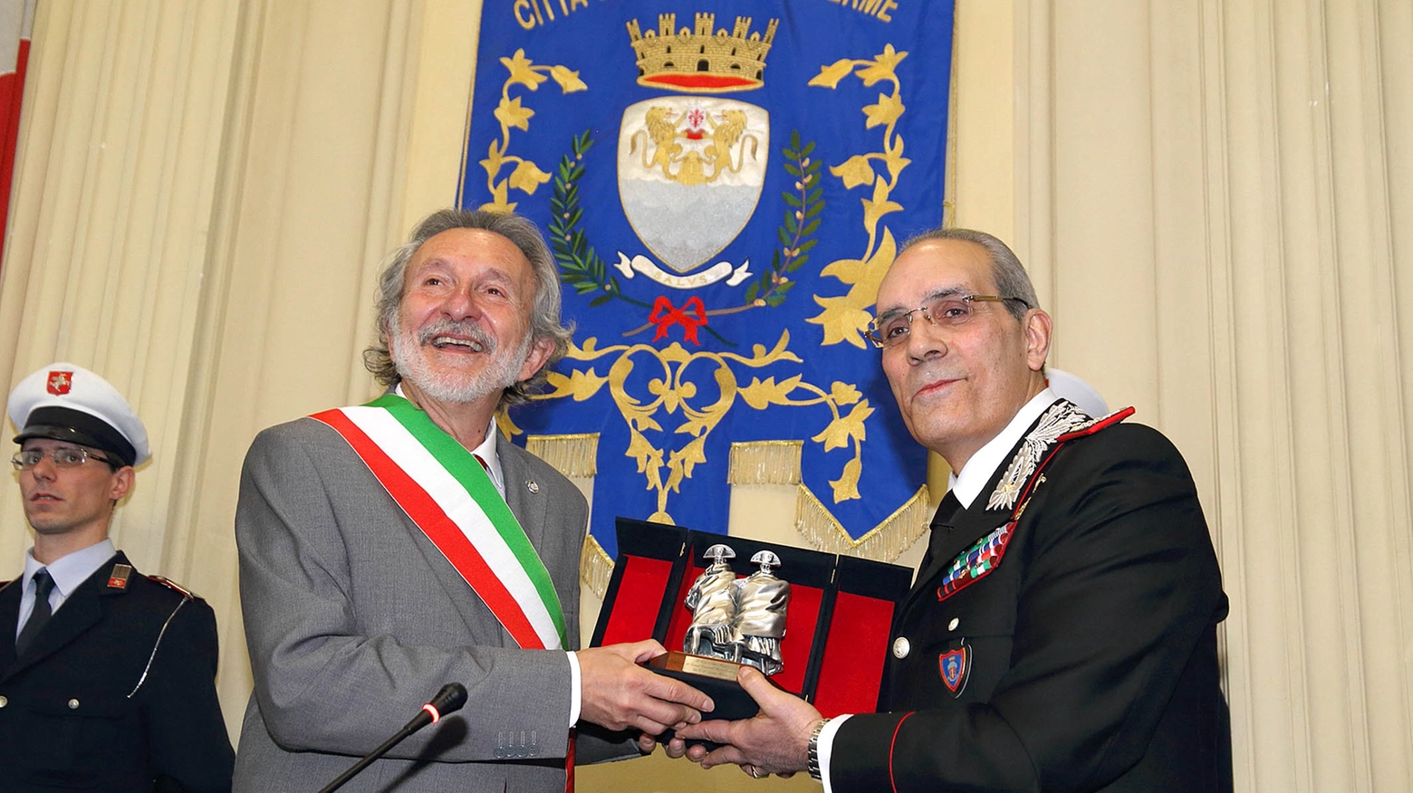 Il sindaco Bellandi e il generale Maruccia durante la cerimonia (Foto Goiorani)