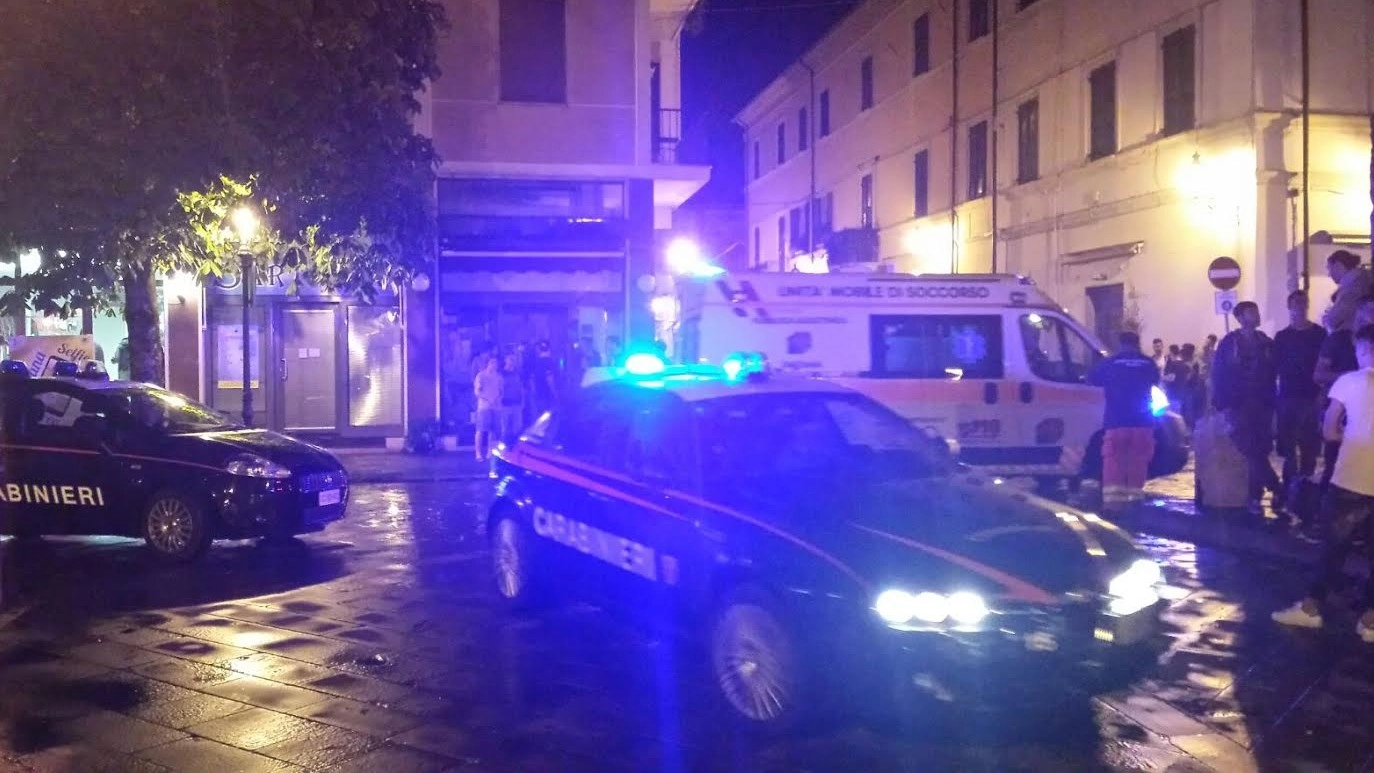 Carabinieri, ambulanze e il pubblico che ha assistito al diverbio 