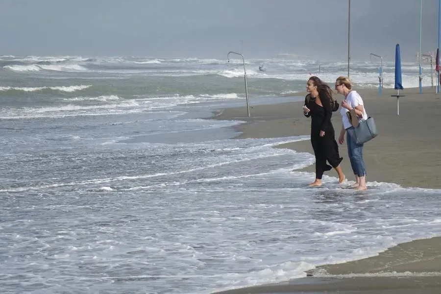 Toscana: forte vento di libeccio sulla costa, il mare fra gli ombrelloni