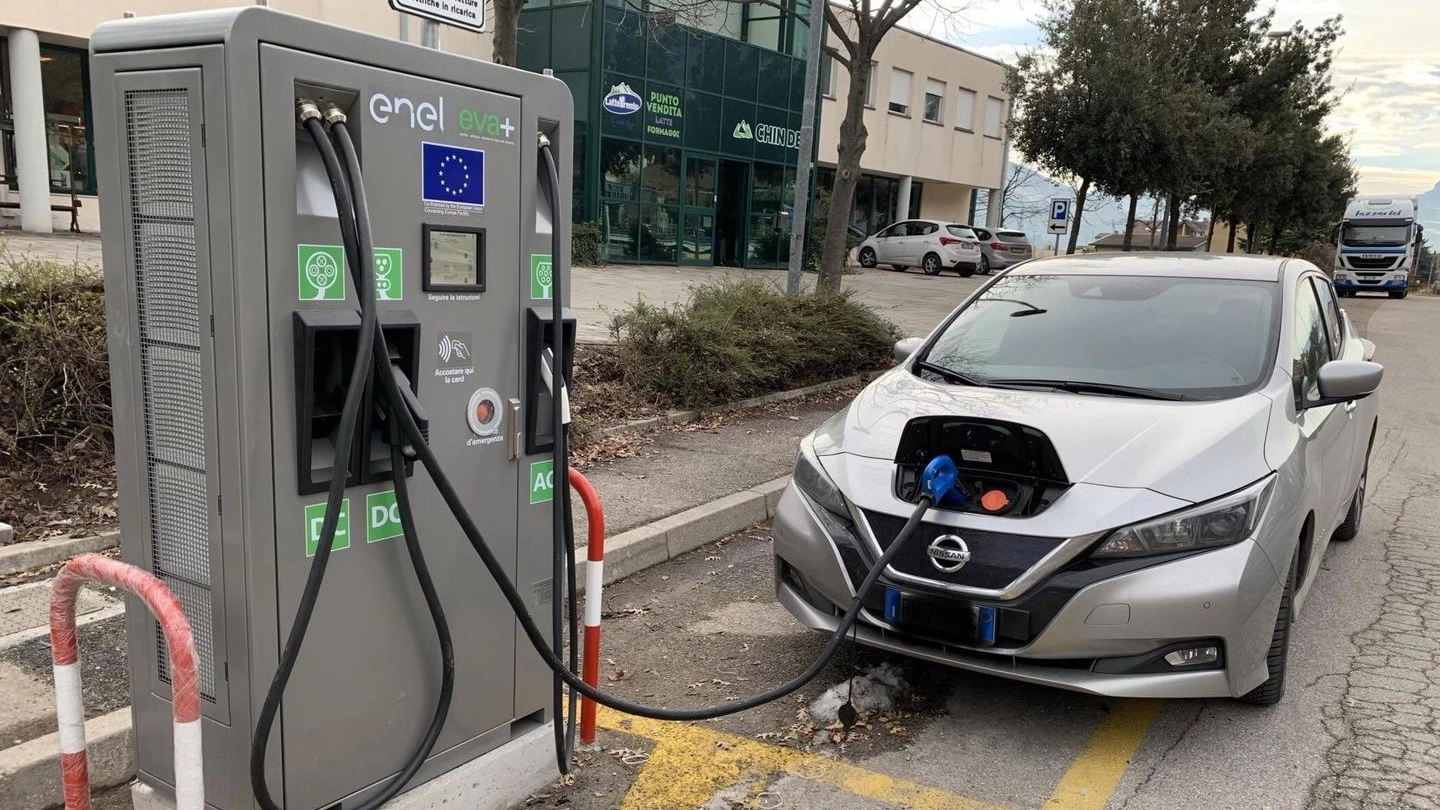 Le auto elettriche sono di difficile gestione. Le colonnine infatti sono poche Le auto elettriche sono di difficile gestione. Le colonnine infatti sono poche