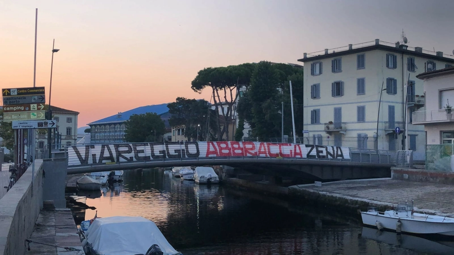 Lo striscione degli ultras del Viareggio per Genova