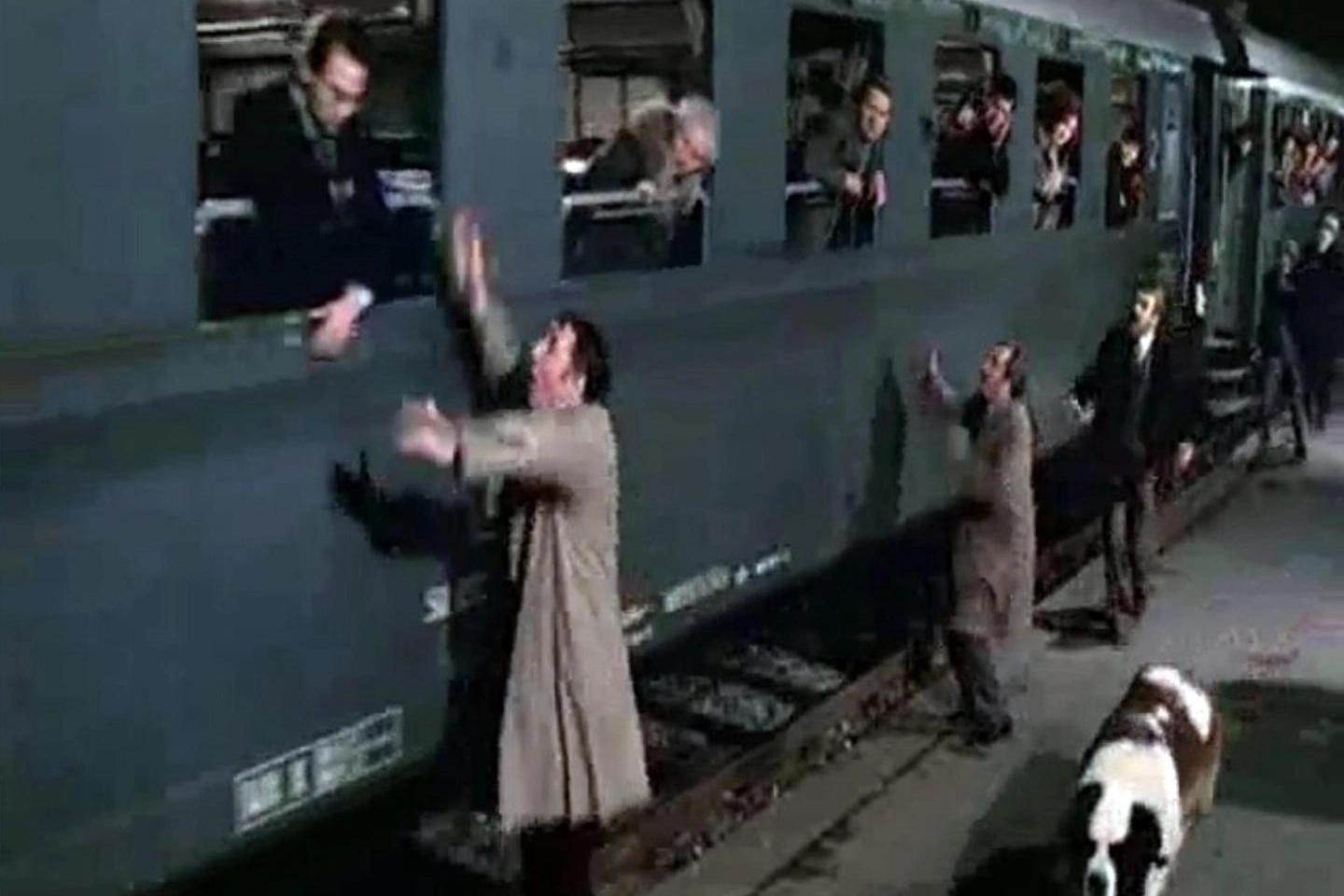 La mitica scena degli schiaffi alla stazione di Firenze