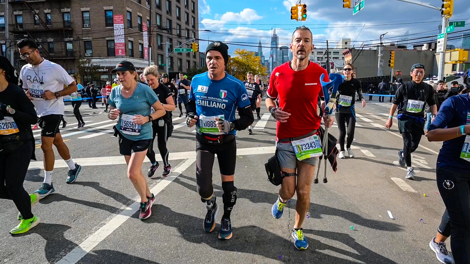 Emiliano Malagoli (a sinistra) durante la maratona di New York