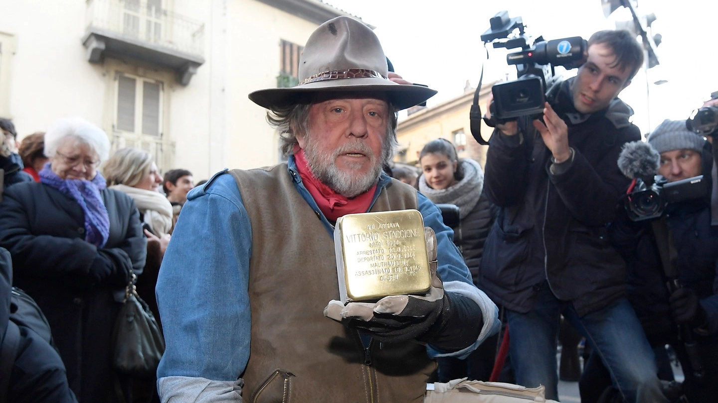 Gunter Demnig posiziona la "pietra d'inciampo" in memoria di Vittorio Staccione