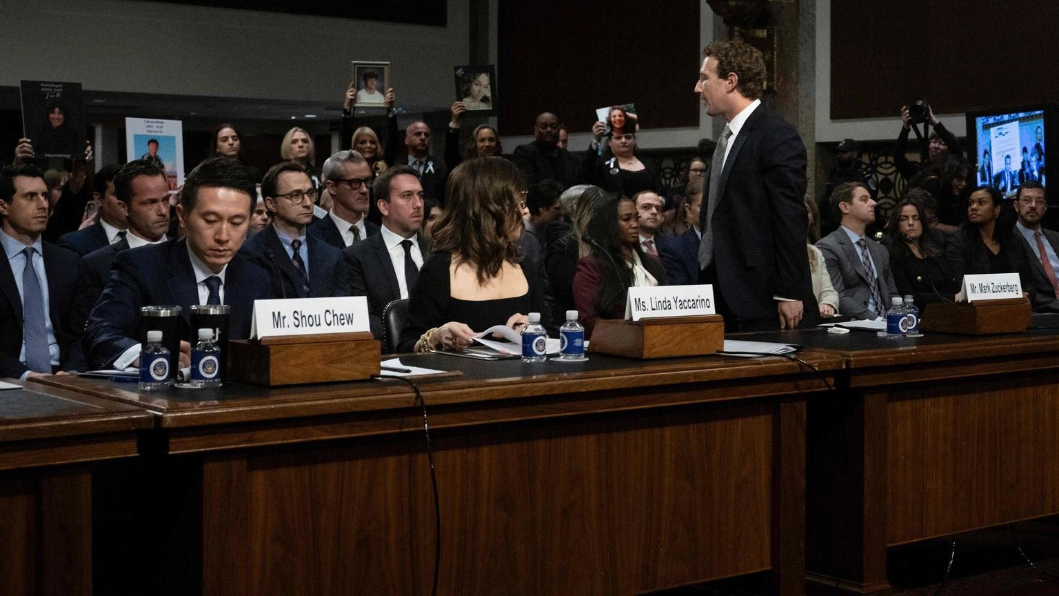 L’accusa del Senato Usa:: "Social pericolosi". E Zuckerberg si scusa