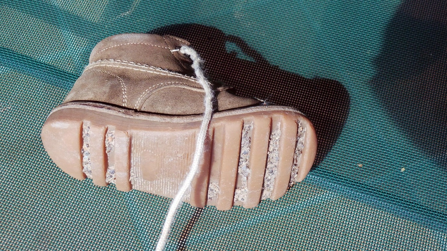 Una delle scarpine che calzava la piccola Christel quando è scivolata dal serboio di plastica precipitando nella vasca