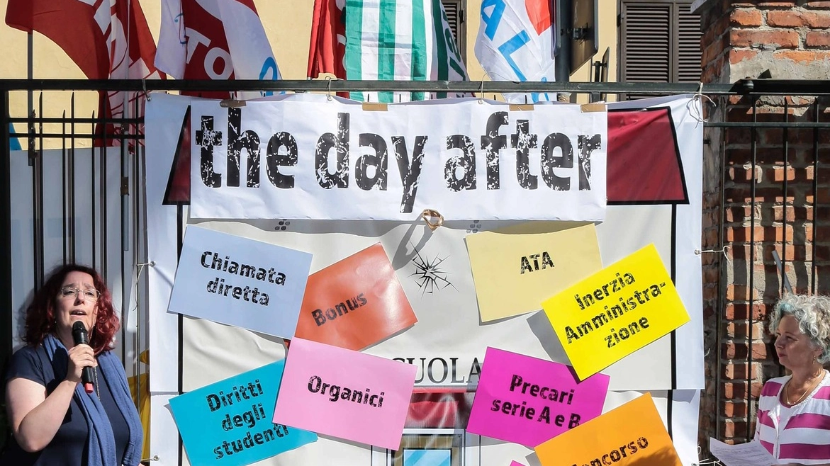Il grande cartellone esposto in via Mannelli, nel quale i sindacati hanno elencati i guai della scuola 