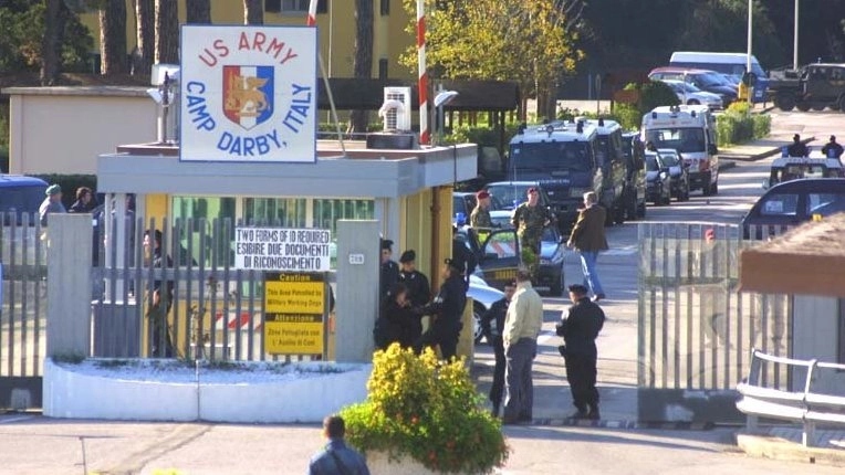 L’ingresso della base militare statunitense di Camp Darby, nella pineta tra Pisa e Livorno