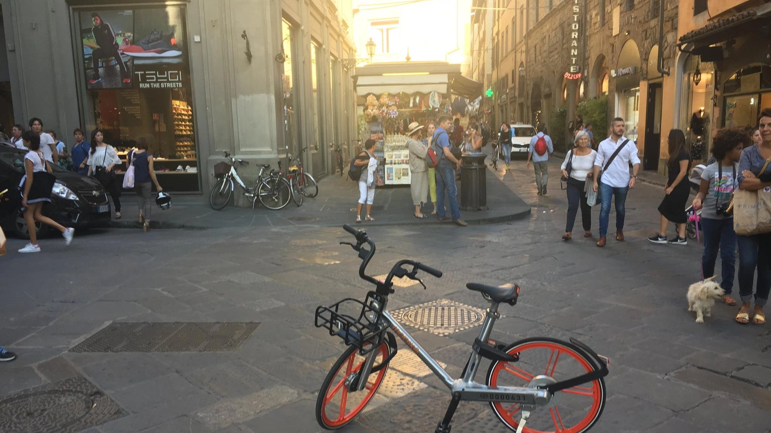 Un parcheggio selvaggio della Mobike a Firenze