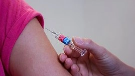 Una vaccinazione (foto di repertorio)