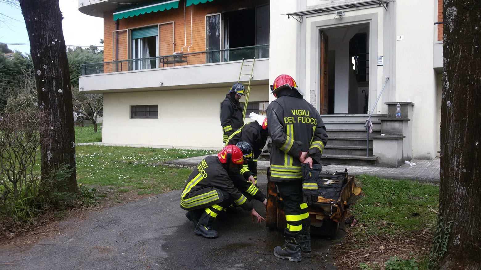 L'intervento dei vigili del fuoco fuori dell'abitazione