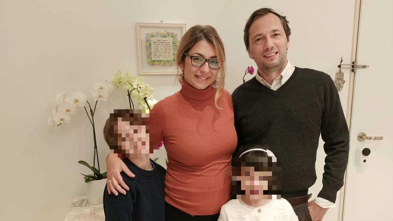 Elio Bedarida con la moglie Dorit e i loro due bambini, di 10 e 7 anni
