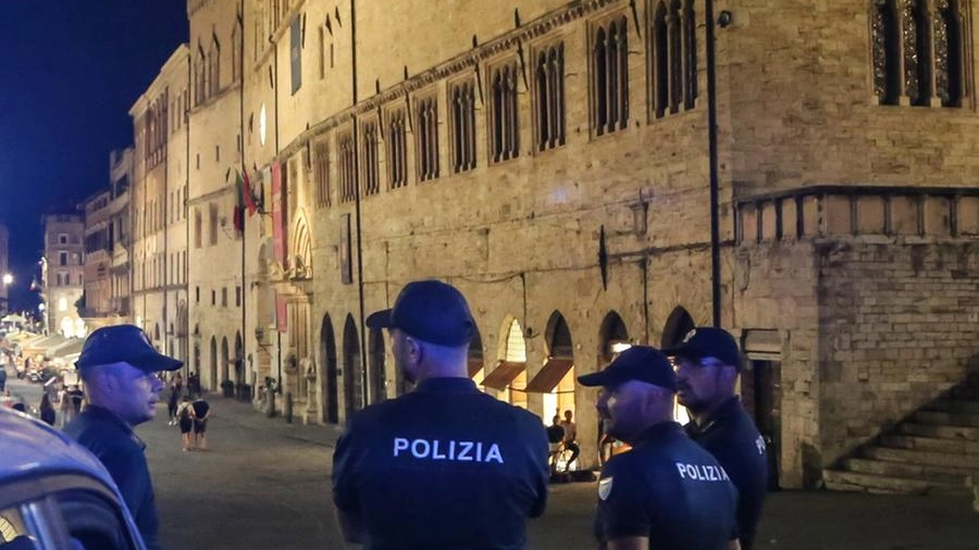 I controlli degli agenti della polizia in centro a Perugia (Foto Crocchioni)