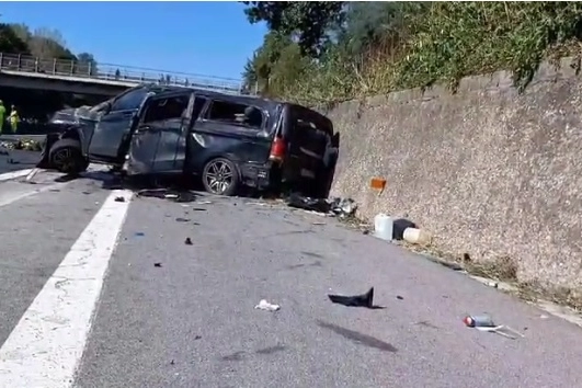 Il furgone che ha fatto il salto di carreggiata nell'incidente sull'Autostrada del Sole
