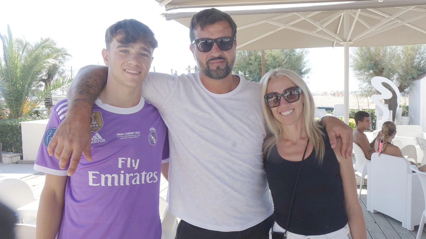 Passata la grande paura, Stefano Santini ieri al bagno Flora ha potuto riabbracciare sua moglie Silvia e i suoi figli (qui con Matteo campione d’Italia under 20 di beach soccer) Passata la grande paura, Stefano Santini ieri al bagno Flora ha potuto riabbracciare sua moglie Silvia e i suoi figli (qui con Matteo campione d’Italia under 20 di beach soccer)