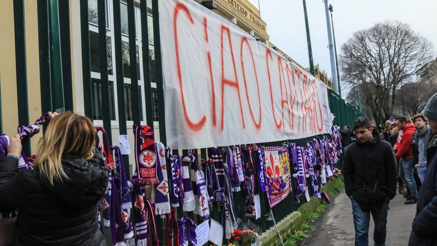 Sciarpe e uno striscione appesi fuori dallo stadio Franchi (foto Germogli)