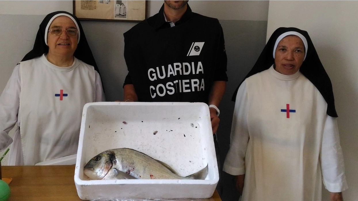 Il pesce donato dalla guardia costiera