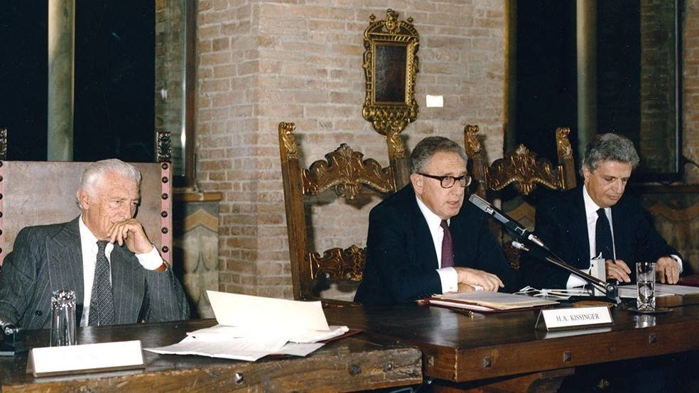 Il 18 novembre 1988 l’ex segretario di Stato Usa alla Conferenza sulla Rocca. I ricordi di Giannelli: "Ci fu una scossa, il panico passò. La gaffe di Ampugnano".