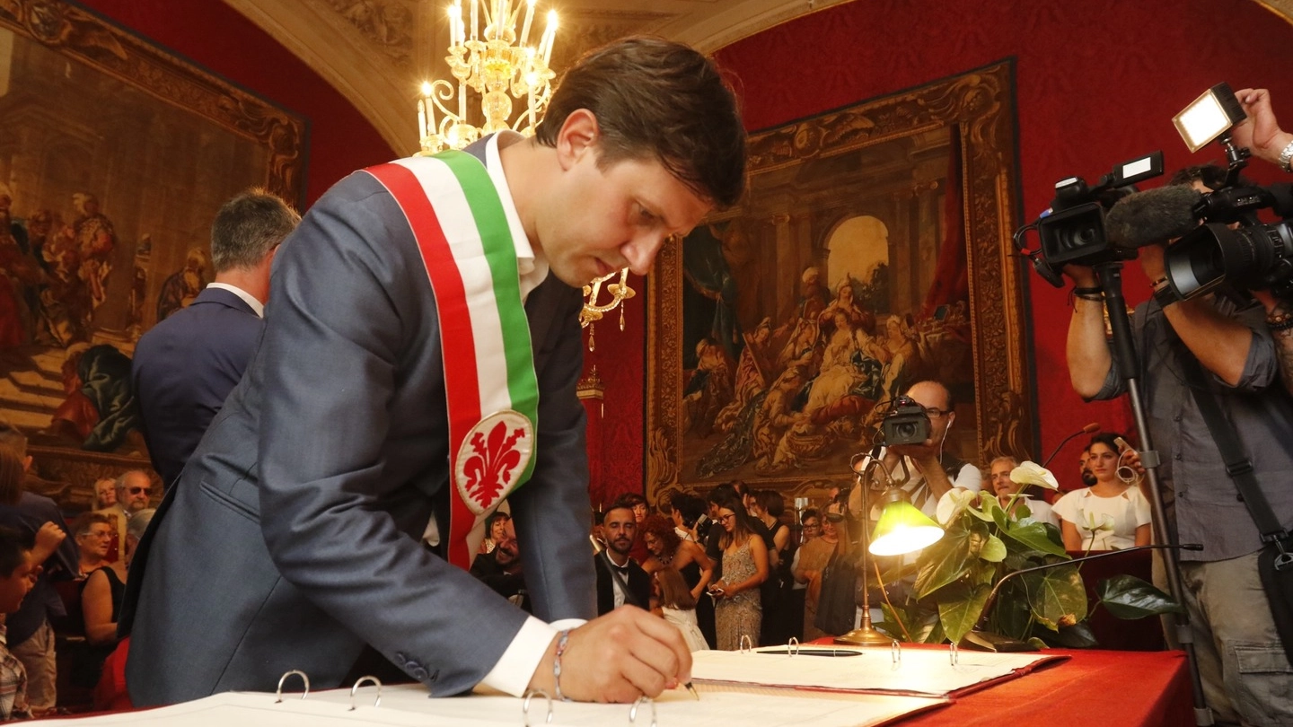Il sindaco Nardella durante un matrimonio (foto Giuseppe Cabras/New Press Photo)