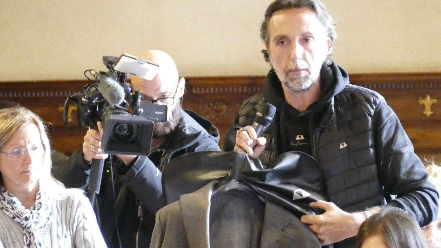 Prove di ripartenza: "Vendita straordinaria per rifare il negozio dopo la devastazione"