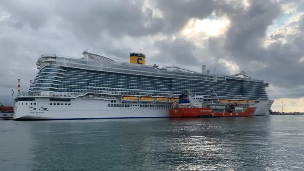 Distributore per navi  Il terminal diventa hub  Forniture alla Sardegna  con piccole metaniere