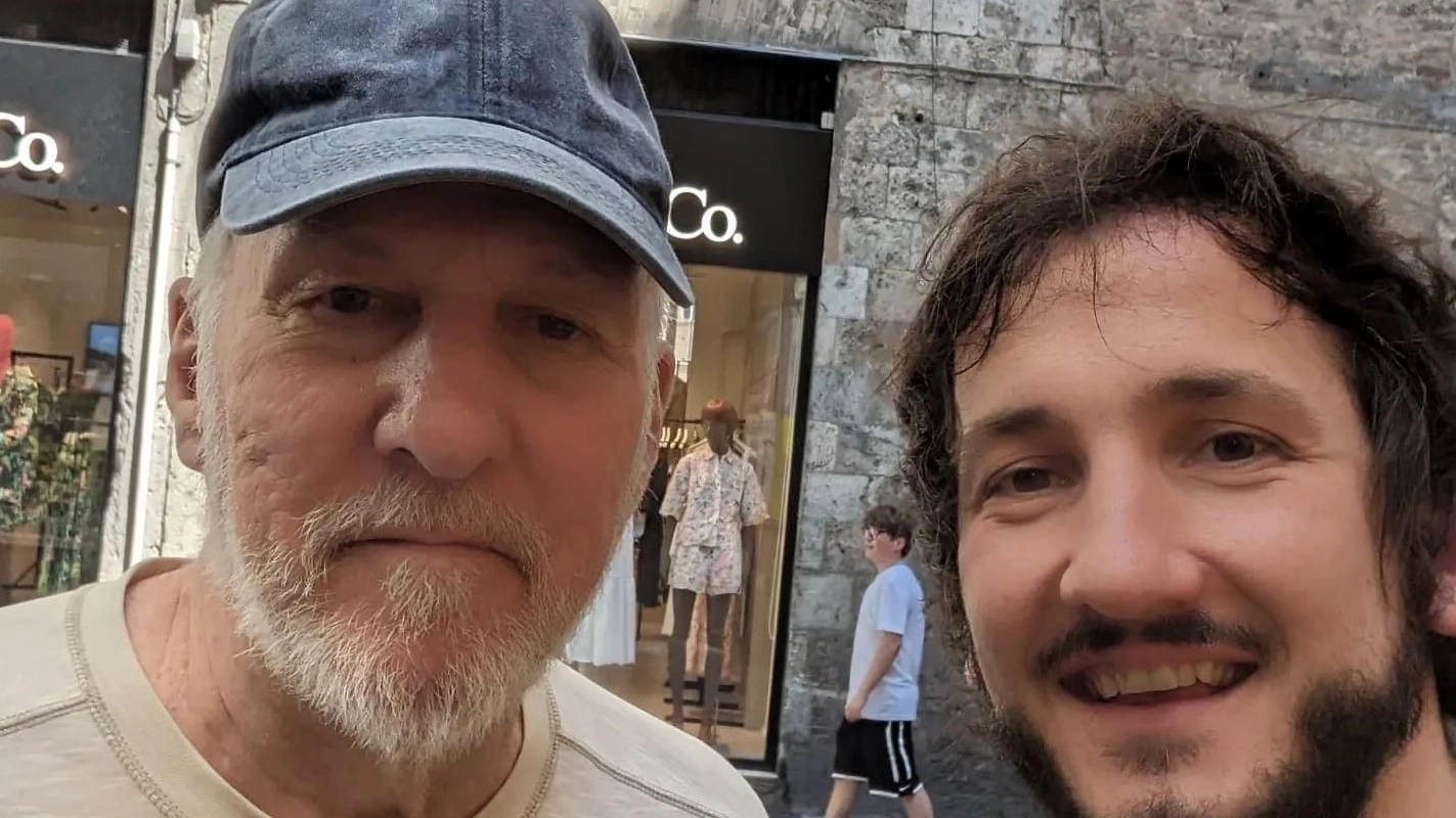 Gregg Popovich con il suo fan senese