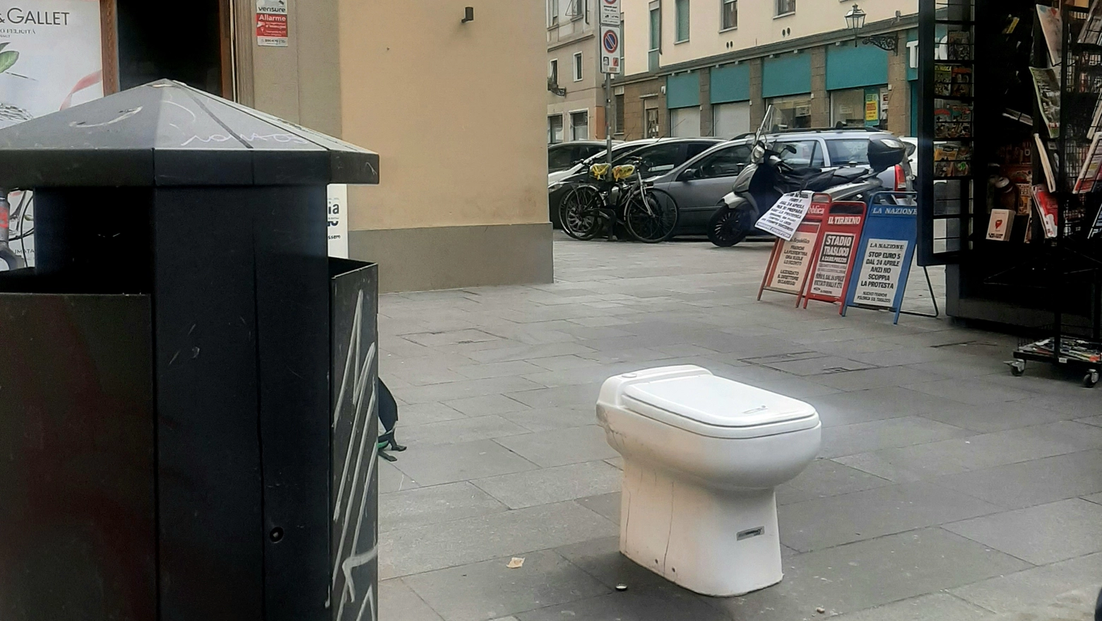 Il water abbandonato in strada Il water abbandonato in strada