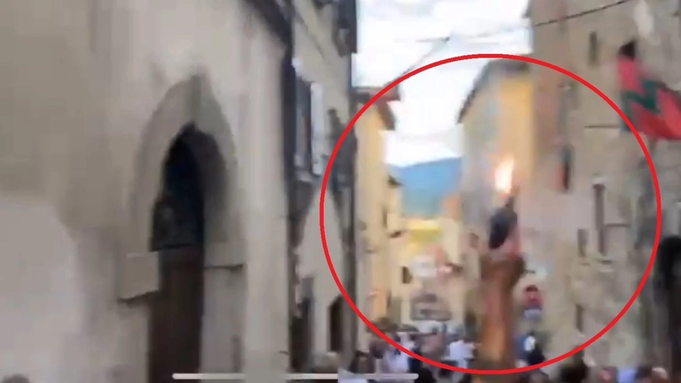Un fermo immagine del video girato ieri sui social: una mano impugna un’arma che spara cinque volte Un fermo immagine del video girato ieri sui social: una mano impugna un’arma che spara cinque volte