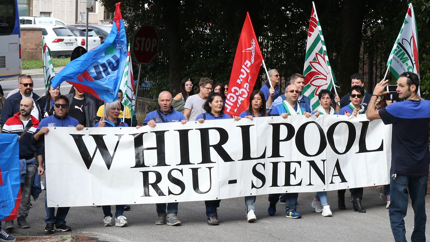 La manifestazione dei lavoratori dello stabilimento Whirlpool di Siena