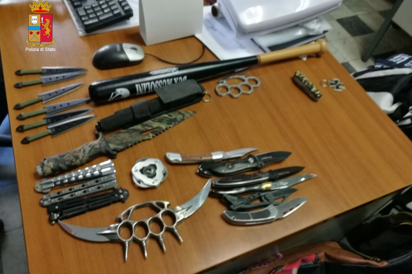 Tirapugni, sfollagente, pugnali e coltelli sequestrati dalla Polizia