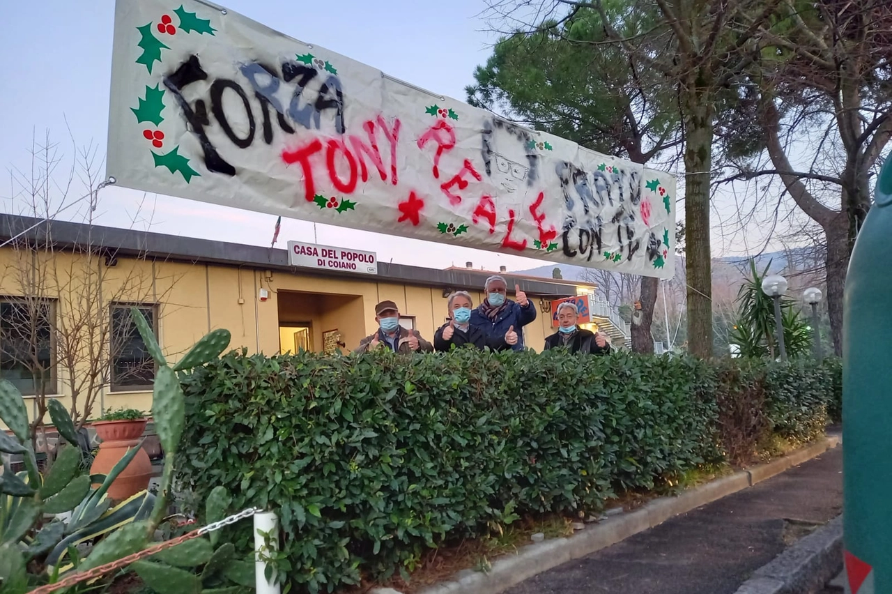 Lo striscione per Tony Reale alla Casa del popolo di Coiano