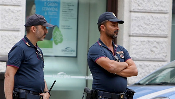 Intervenuti gli agenti di polizia Intervenuti gli agenti di polizia