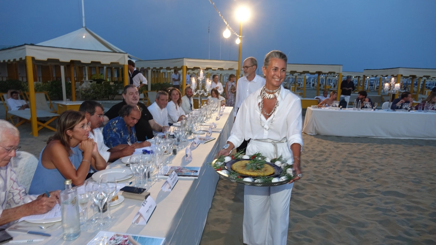"A tavola sulla spiaggia" a Forte dei Marmi (foto Umicini)