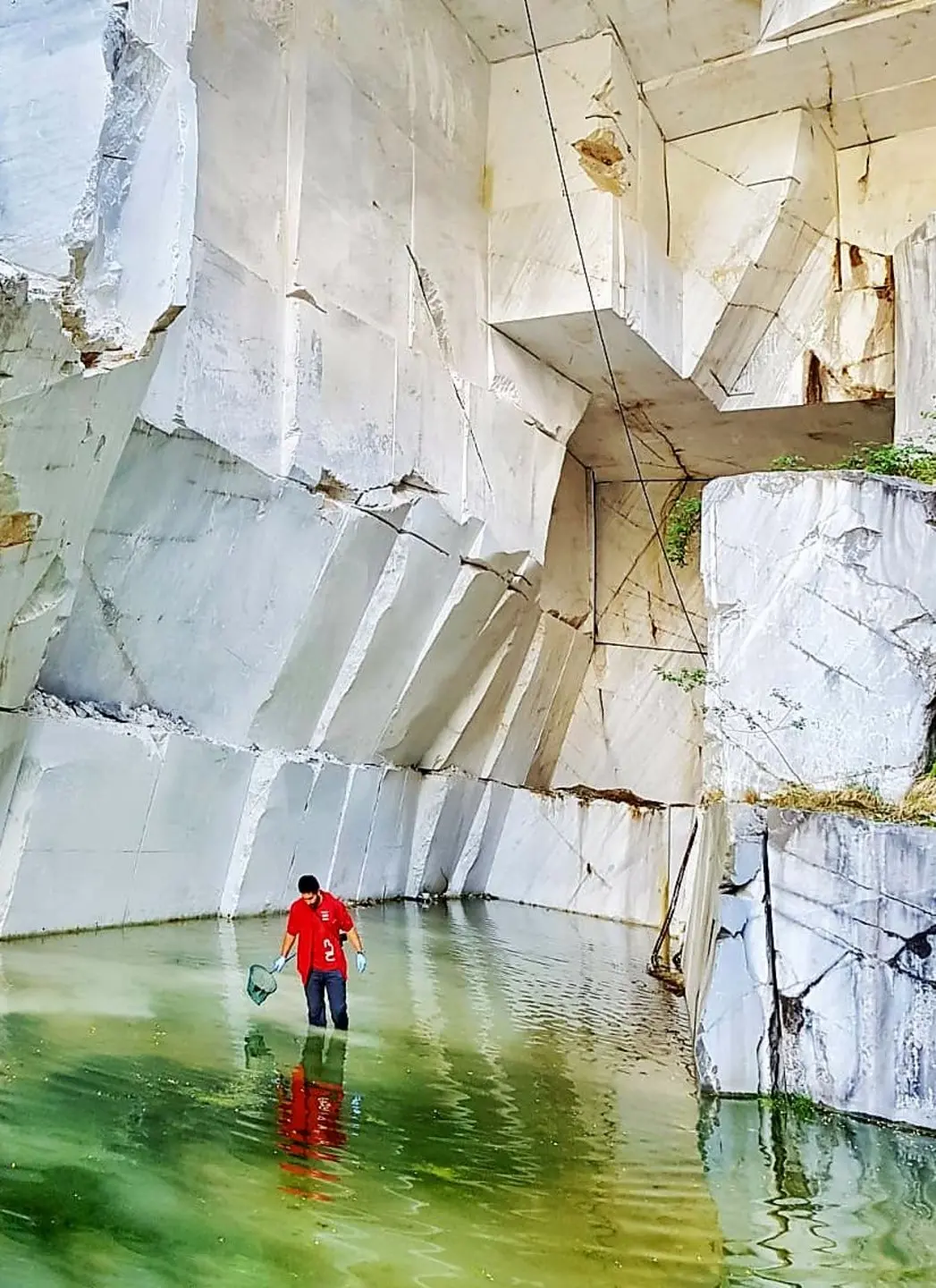 Un lago sulle Apuane mette a rischio la cava