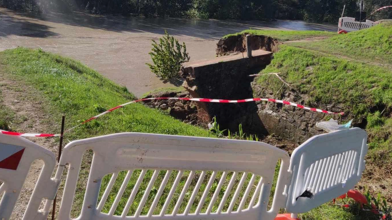 Crollato lo storico ponte: "Al via i lavori sull’argine"