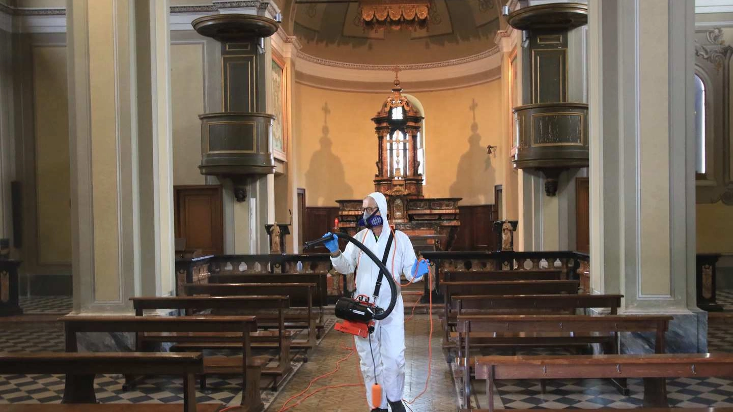 Disinfezione all'interno di una chiesa (Ansa, foto di repertorio)