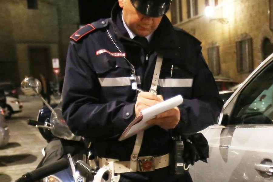 Un vigile urbano in azione in centro a Firenze (Foto archivio)