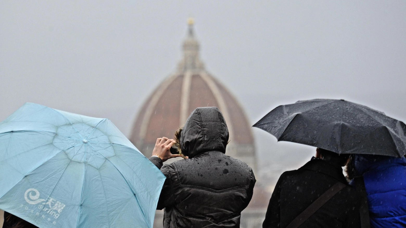 Fiorentini e turisti si riparano dalla pioggia 