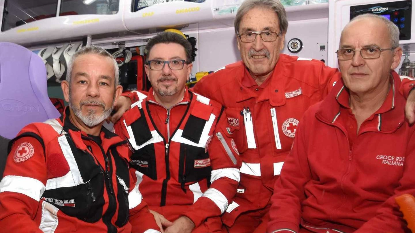 Sirio Carmazzi (a sinistra) con una squadra della Croce Rossa