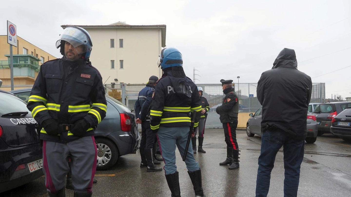 Forze dell'ordine fuori dal carcere della Spezia (foto Frascatore)
