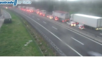 La coda per l'incidente in autostrada La coda per l'incidente in autostrada